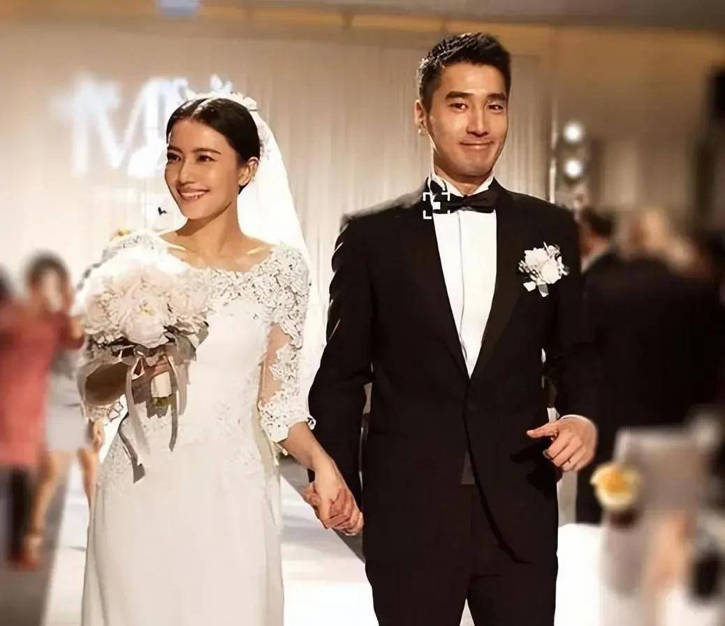 高圆圆全家聚餐女儿吐食物赵又廷用手接妻子一旁看戏表情抢眼