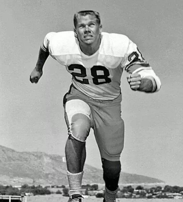 约翰·科克伦就这样阴差阳错的通过面试,成为了大学校园里的一位老师.