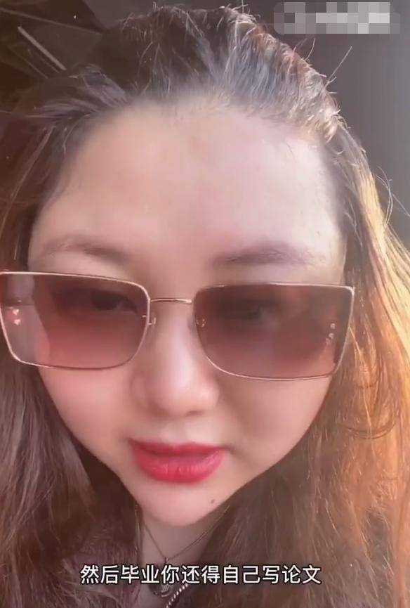 顶级经纪人曝入学北大很心酸带火了李现朱亚文背的包才20块