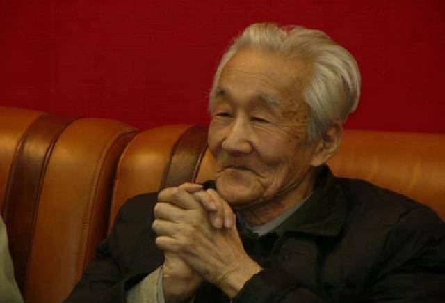 周汝昌将一生奉献给红学晚年先用放大镜后来女儿读给他听