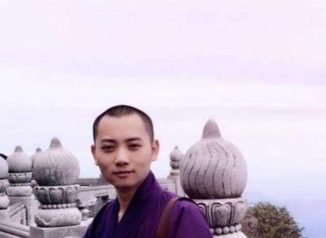 13岁出家23岁当住持这位中国90后法师长相清秀如同女子
