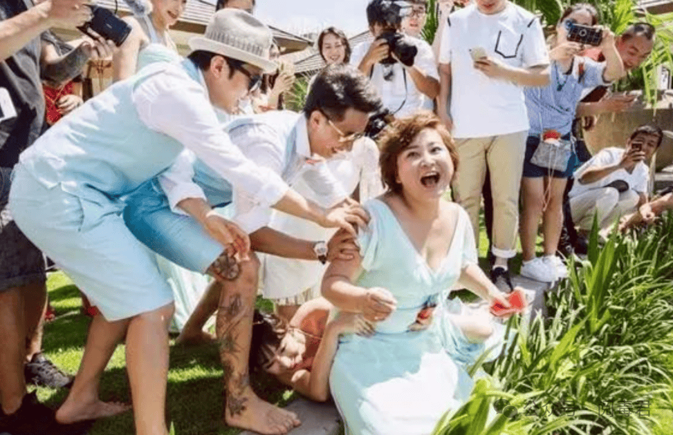 因为"不听话",她被封杀了8年_柳岩_婚礼_事情