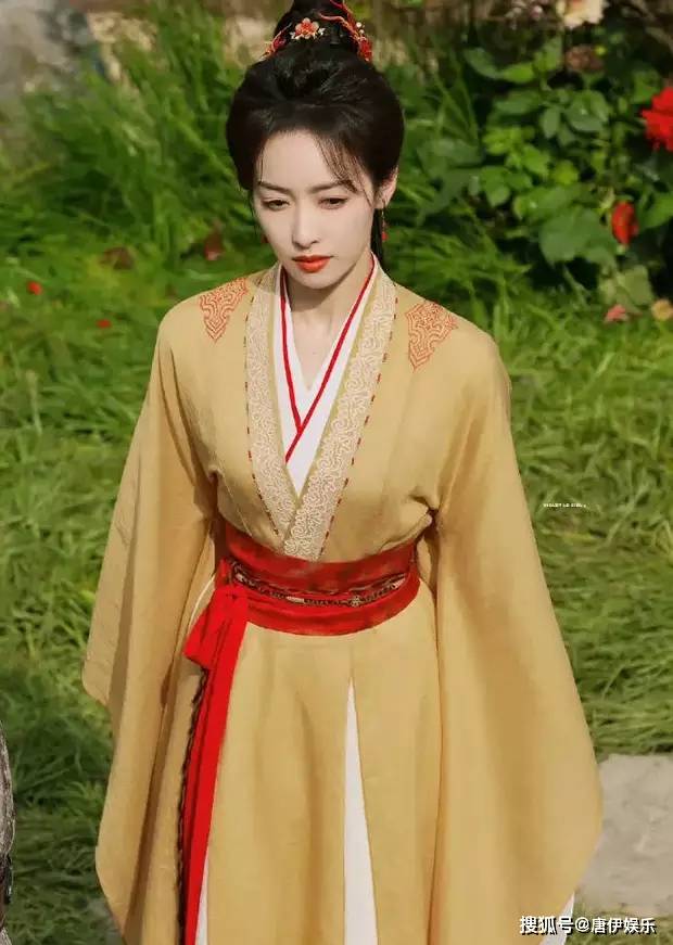 原创宋茜新剧造型惊艳亮相黄衫高马尾英气十足专注工作备受期待