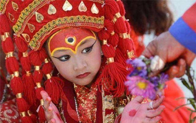 尼泊尔活女神被禁锢在寺庙双脚不能触地很多只能孤独终老