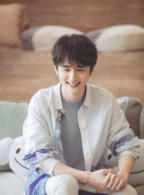 原创张新成逆袭成大势男综艺电视剧多个霸屏一袭白衬衫帅成撕漫男