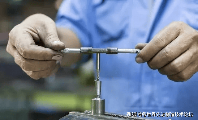 8,用电脉冲打掉,电火花或线切割都行,伤了孔能够扩孔加钢丝螺套(此法