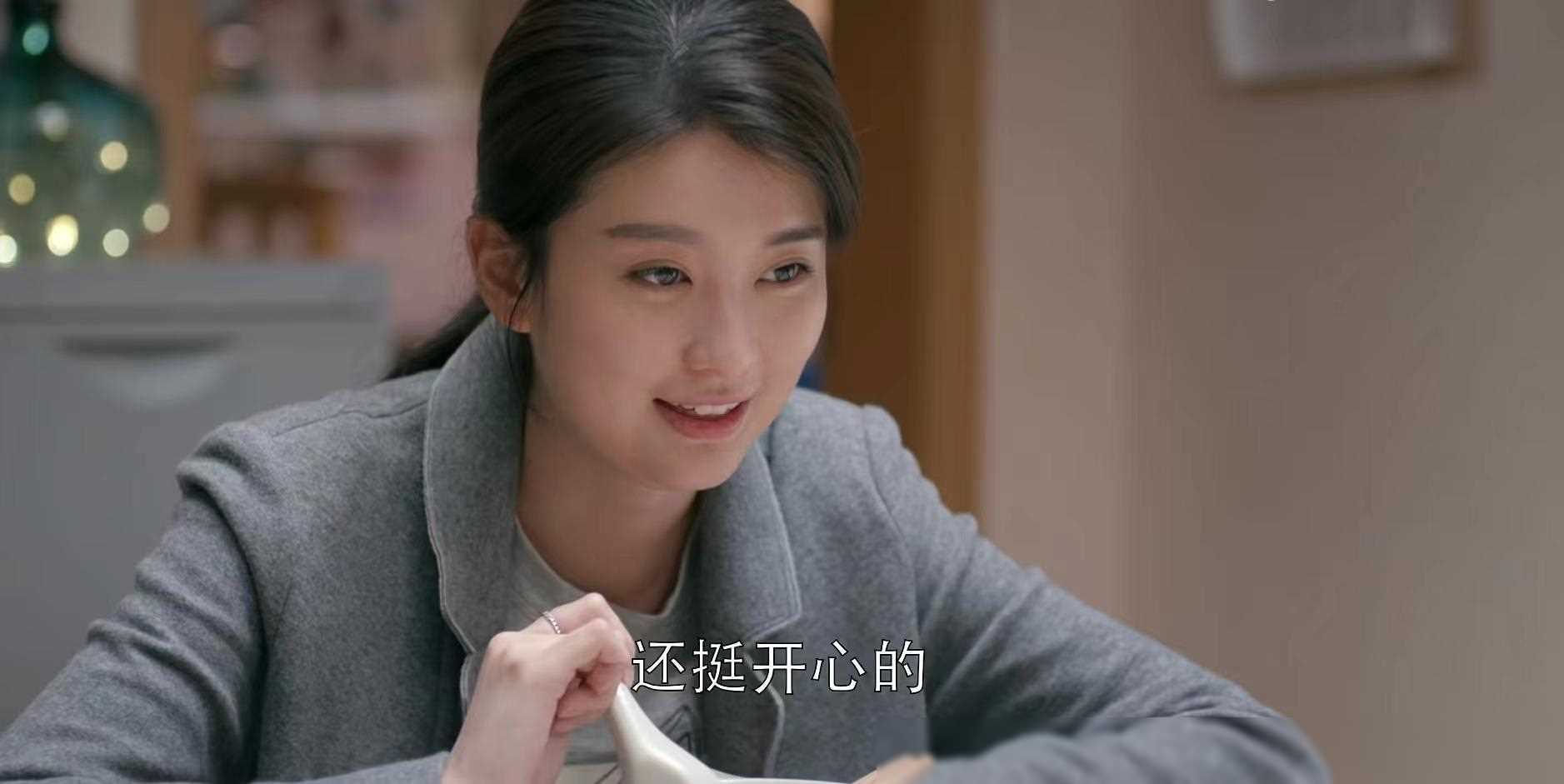 欢乐颂:下班电话里的两个小妞,家庭距离大不同_关雎尔_生活_背景