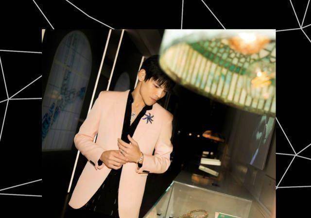 原创郭碧婷老公向佐穿上粉色西装娇羞帅气不再是大家说的野兽