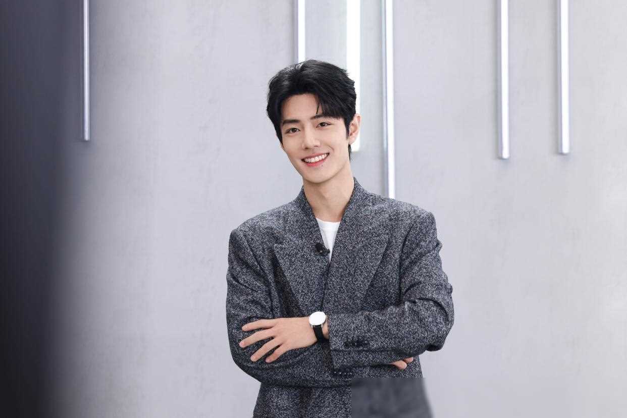 肖战笑容甜美又帅气引万千粉丝热烈追捧笑出小括号引热议