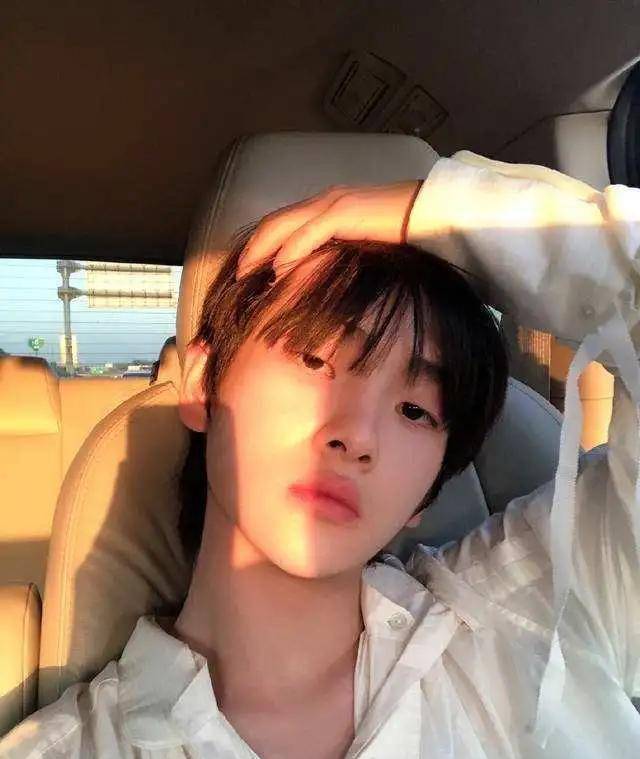 原创风筝6万手表91万富二代人设翻车后周震南父亲承认欠款17亿