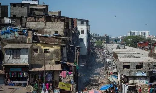 孟买的房价也早就一涨再涨,平均达到了9000美元以上,很多人一