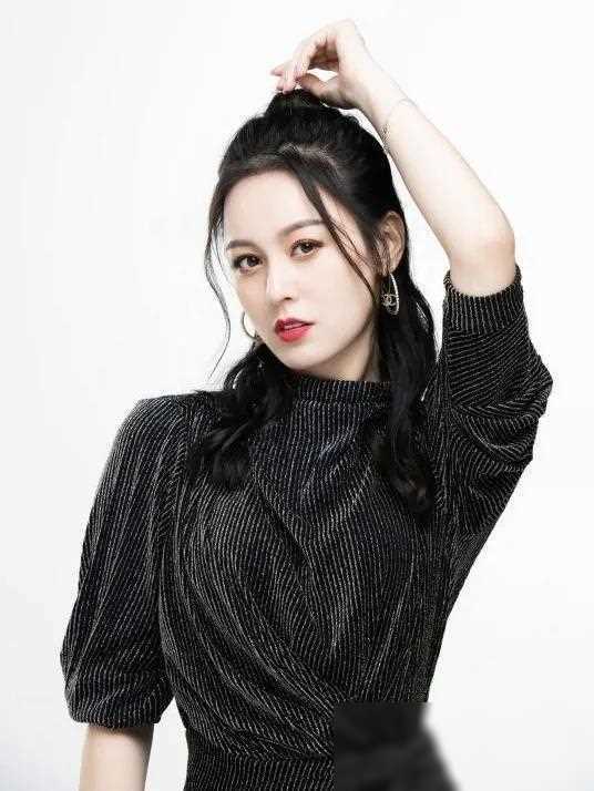 网红一姐原来是40岁阿姨唐艺疯狂赚钱成富婆意外走红网络