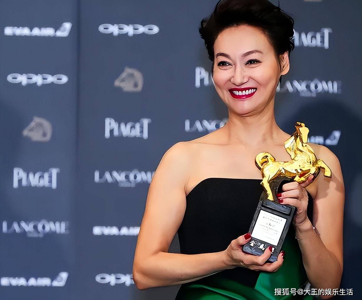 64岁惠英红:不婚不育,穿着婚纱,苦等初恋52年_母亲__