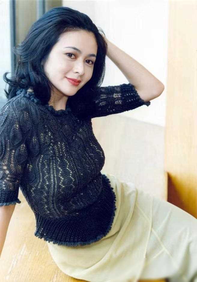 关之琳早年比基尼照引发争议网友这才是正常审美观