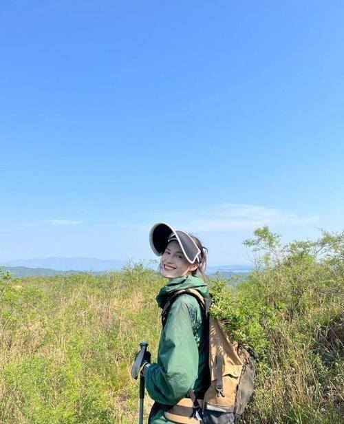 原创何穗也太爱美了爬山穿健美裤腿比草高身材窈窕也不怕被蚊虫咬