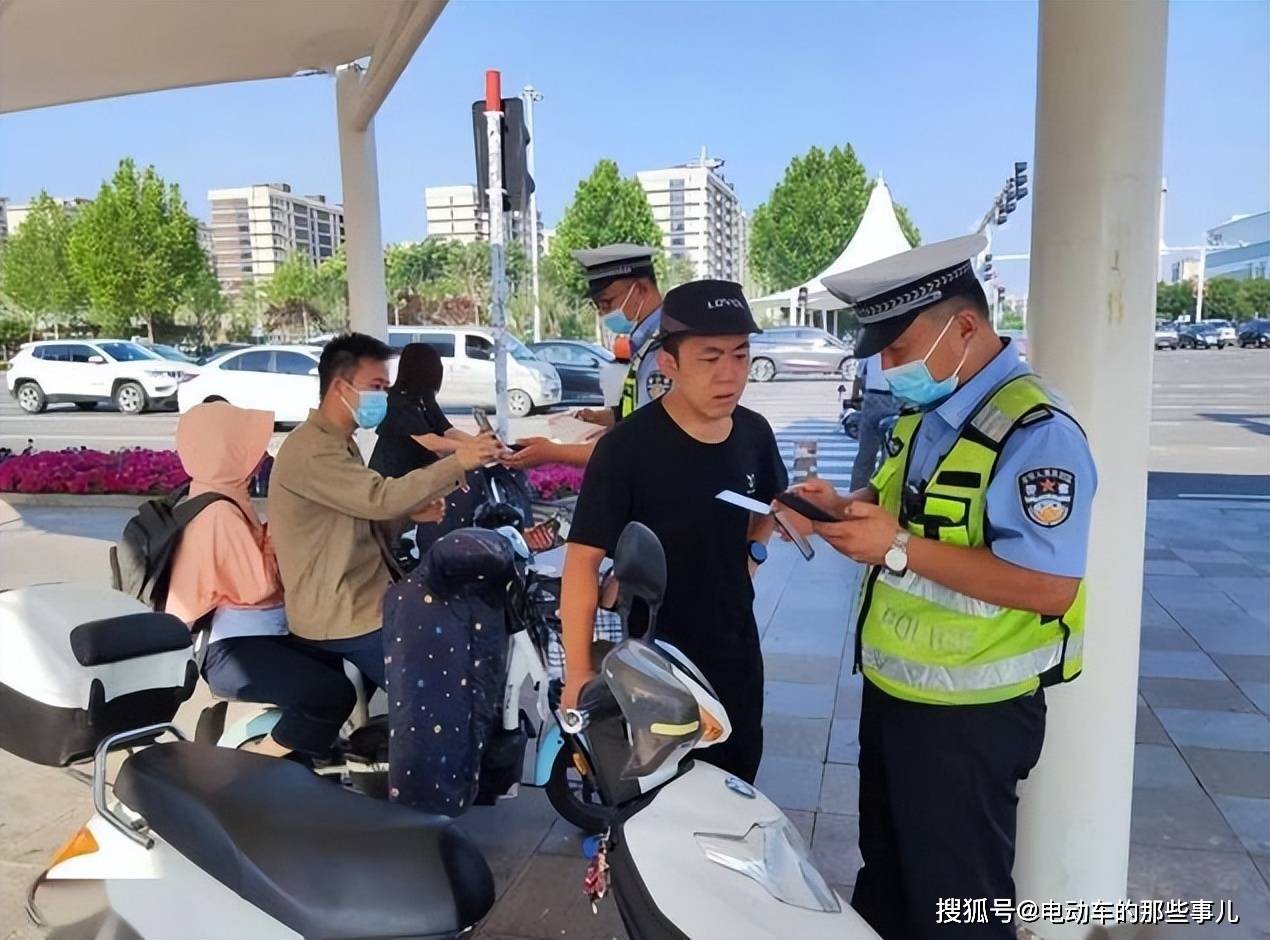 又出事了!交警查电动车被车主打伤,如何应对交警查车,避免冲突