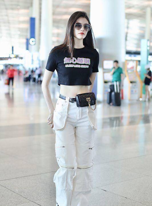 何穗的夏天过得太爽了吧,穿"半截"的t恤出门,超模身材真不赖