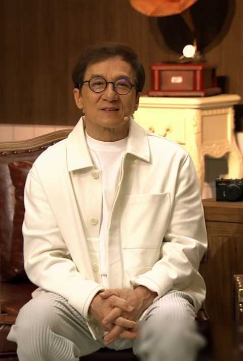 成龙70岁生日照曝光网友感叹岁月不饶人他回应真相