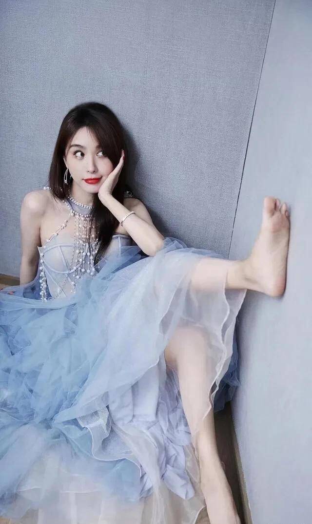 原创李菲儿时尚写真粗眉红唇显时尚娆媚红色西装大秀好身材