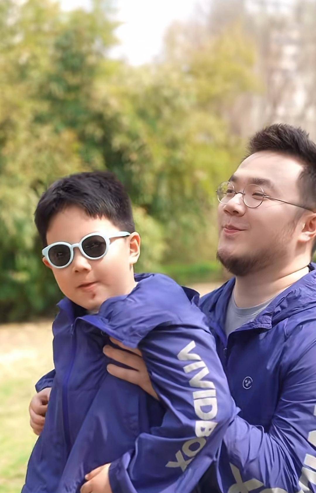 巴图一家露营秀幸福长子神似老爸小儿子萌态可掬像奶奶宋丹丹