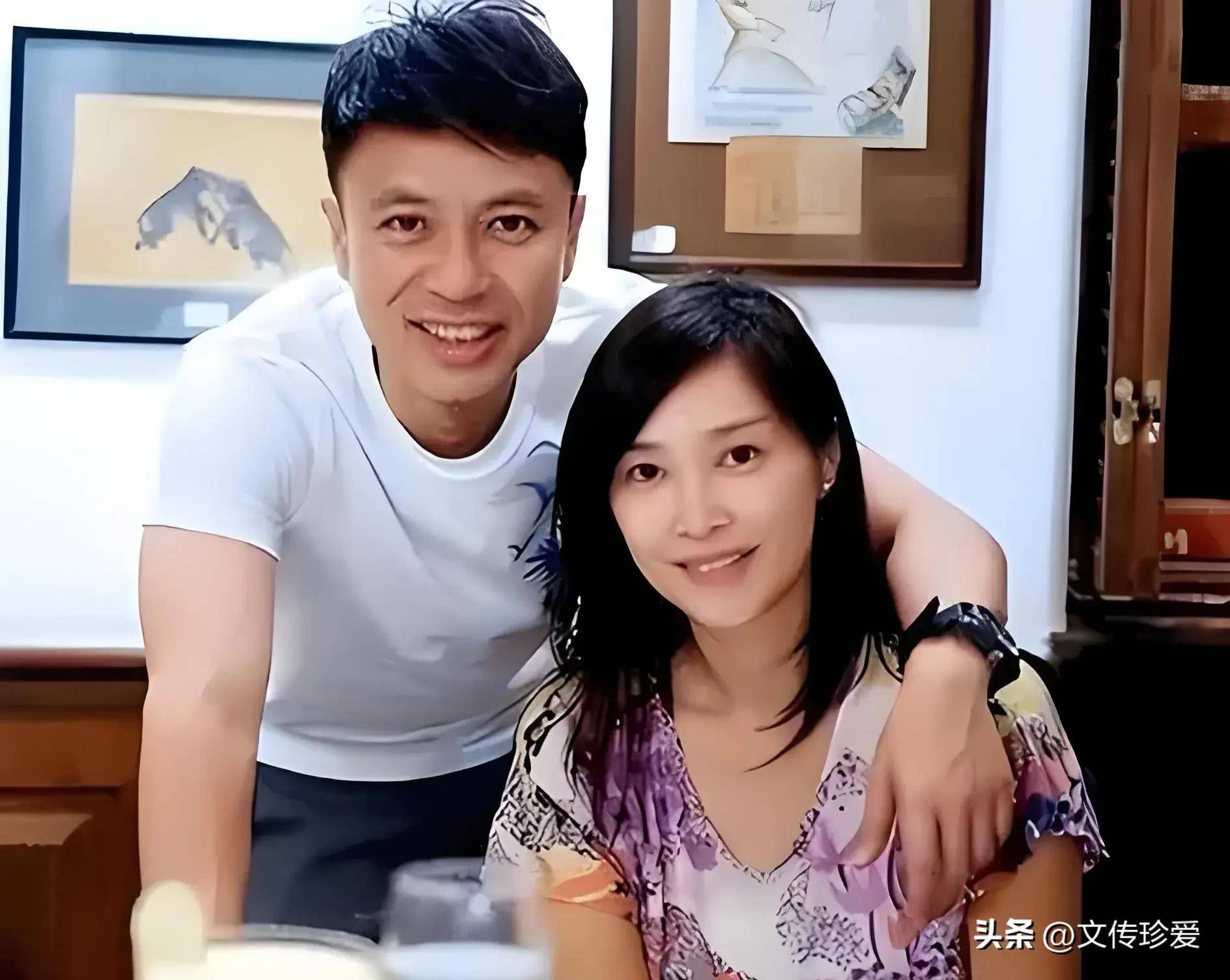 李克勤太太被誉为香港第一美人,身材高挑五官大气,素颜也很棒