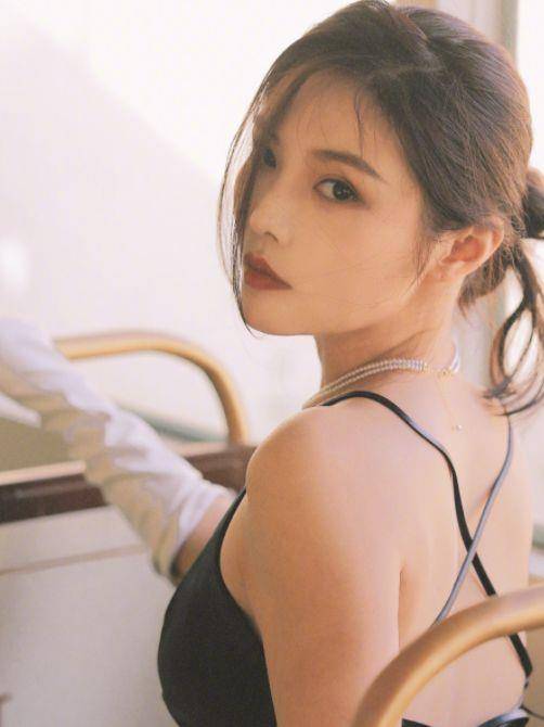 原创徐冬冬穿吊带秀身材手撑豪车秀长腿气质满满