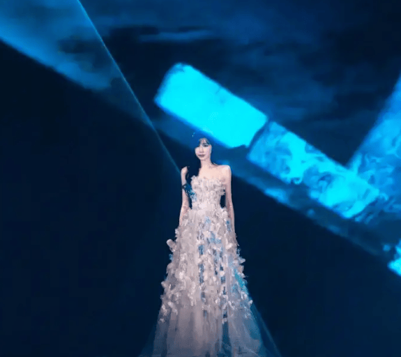 王心凌演唱会穿蓝色抹胸礼裙 恬静温润如仙女下凡___