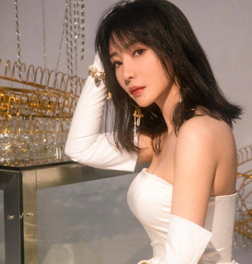 大秀身材44岁的她出席浪姐5身材火爆自信惊艳全场