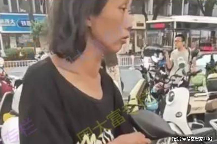 流浪女长相清秀，小腹隆起疑似怀孕，网友：一定要查出是谁干的_女子_流浪者_好心