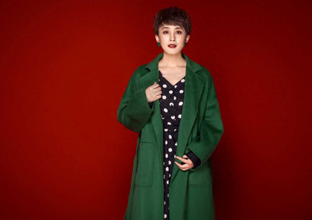 她演技佳,颜值高,戏内常饰妈妈专业角色,戏外与小丈夫无子_赵倩_生活