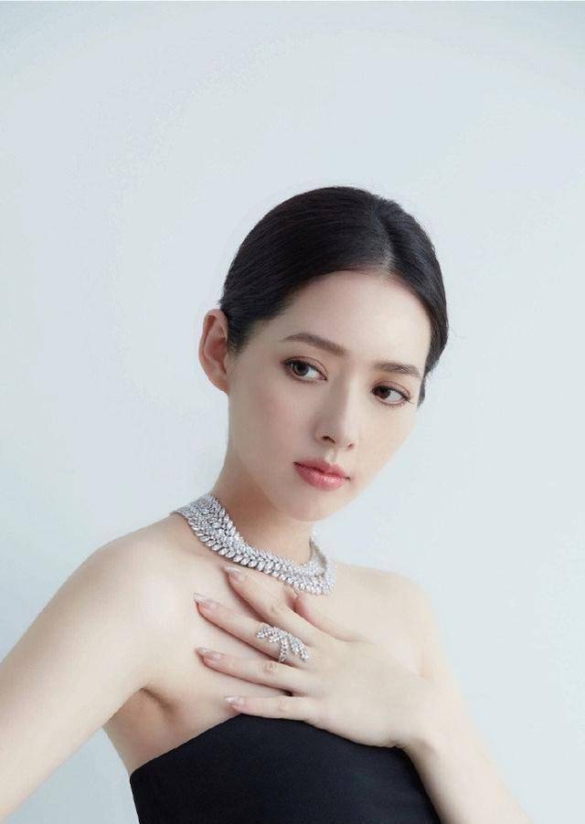 原创郭碧婷产后首露面大美女对着镜头甜笑比心状态太好了好瘦啊妈妈