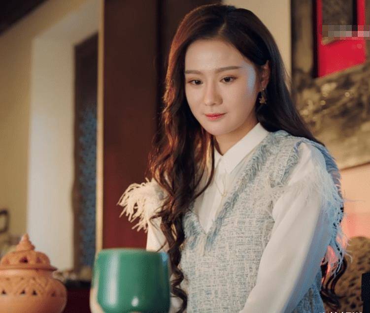 有的观众在看到了潘一祎出场的时候,甚至是吐槽她整容过度,这脸看着有