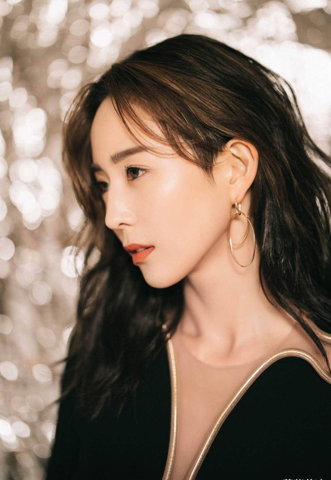 原创张钧甯短发神似蒋雯丽但穿黑白格外套像没脖子拍照角度太重要