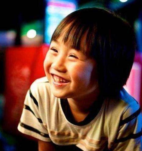 小小彬的父亲也曾是童星出道,不过,长大后就长残了,不得已退出娱乐圈