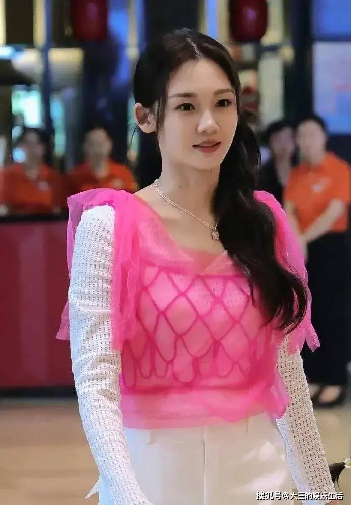 奔跑吧重庆站录制孟子义因飞机延误缺席苗苗探班郑恺疑似救场