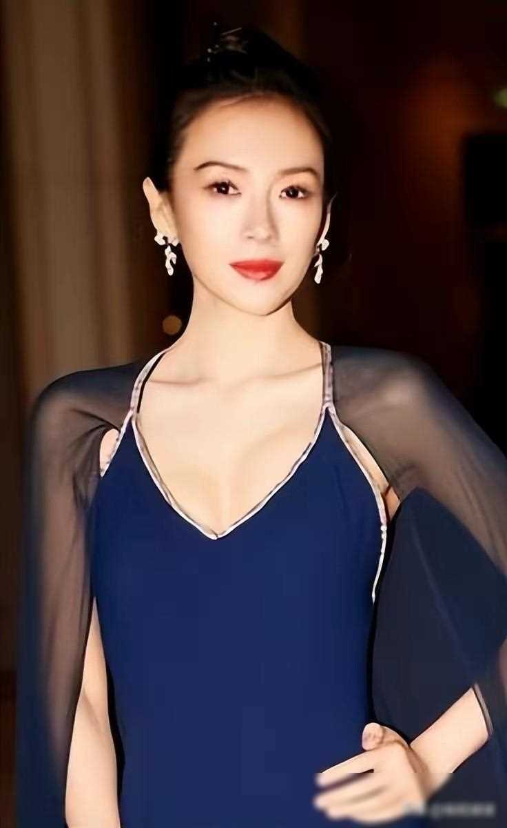 章子怡电影节穿衣引热议，胸前抢镜备受关注