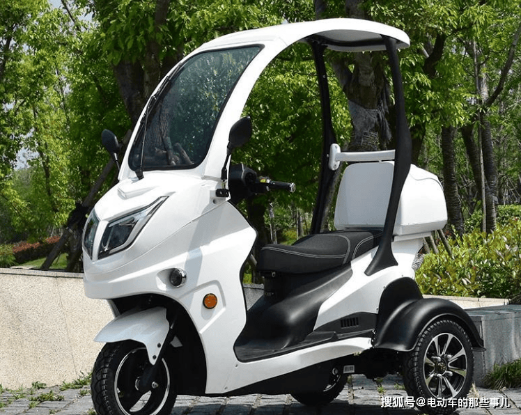 然后休闲电动三轮车比较实用,这种车型可以三个人同时出行,老年人既