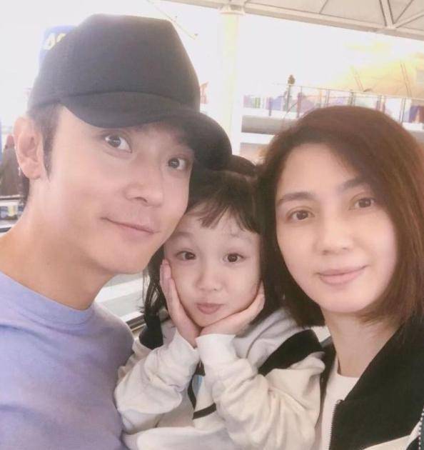 洪欣晒女儿萌照5岁彤彤为大家表演走秀连换五套衣服太臭美