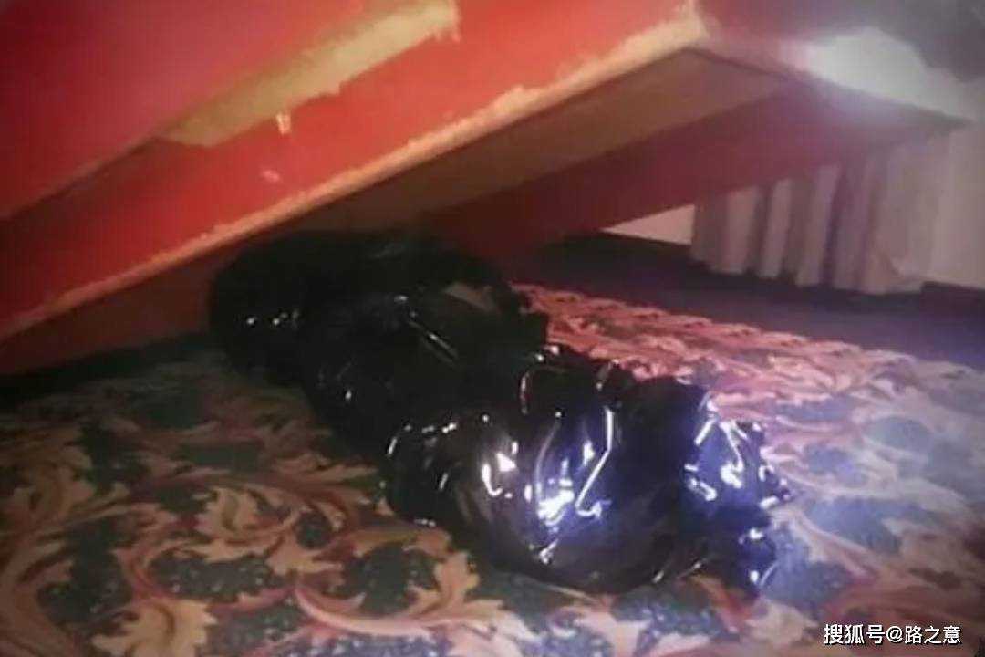 侧卧在床下,双手被绑在胸前,脖子上有毛巾撕成的布条及家中的窗帘绳