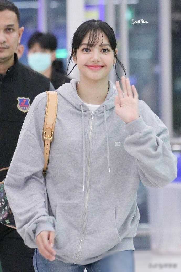 lisa科切拉音乐节被偶遇戴口罩低调出行