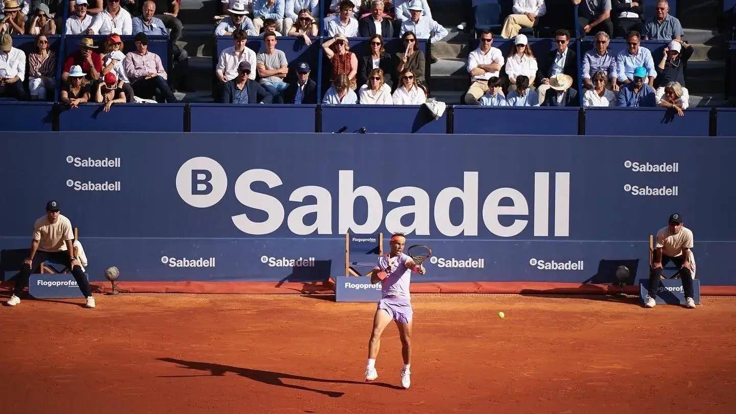 之前的蒙特卡洛大师赛尚未准备好的纳达尔,在巴塞罗那的首场比赛还算