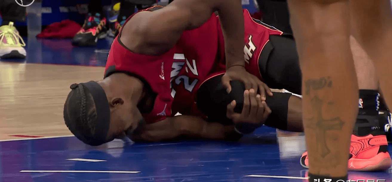 巴特勒痛苦地倒地良久,但巴特勒为了胜利展现出了硬汉本色.