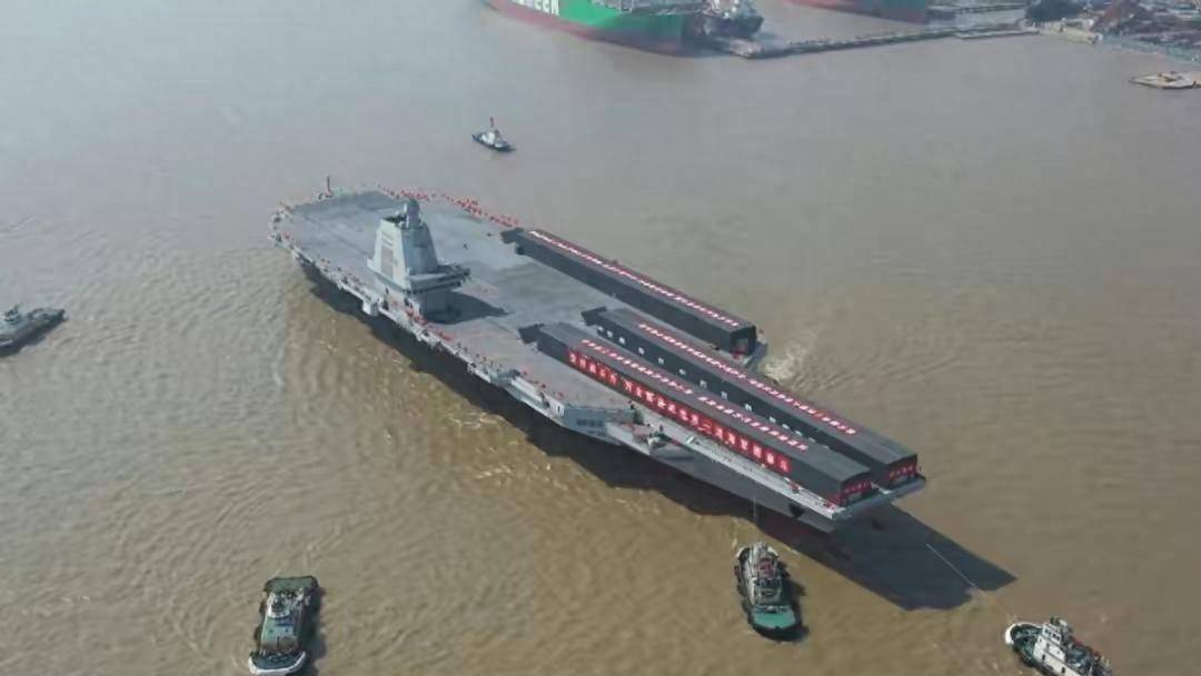 沪东造船厂近期又有新的好消息,第四艘075型两栖攻击舰打造完成,已经