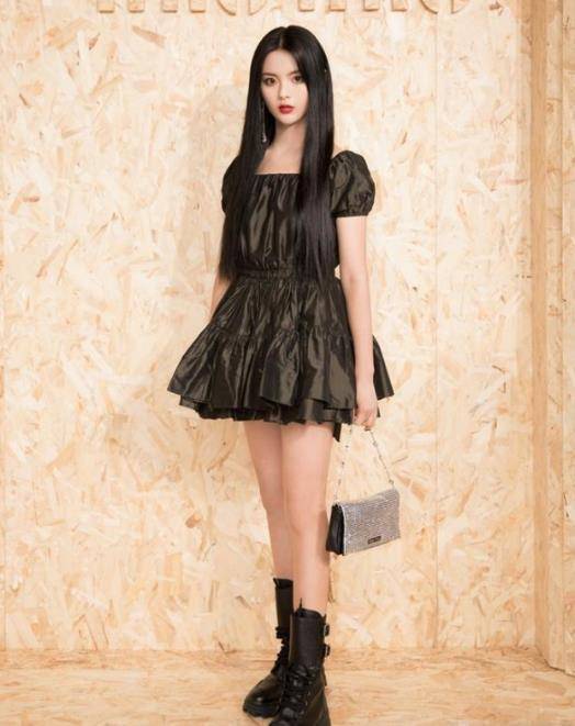 原创杨超越太会穿暗黑萝莉装大秀漫画腿直男也扛不住这魅力面孔感觉路