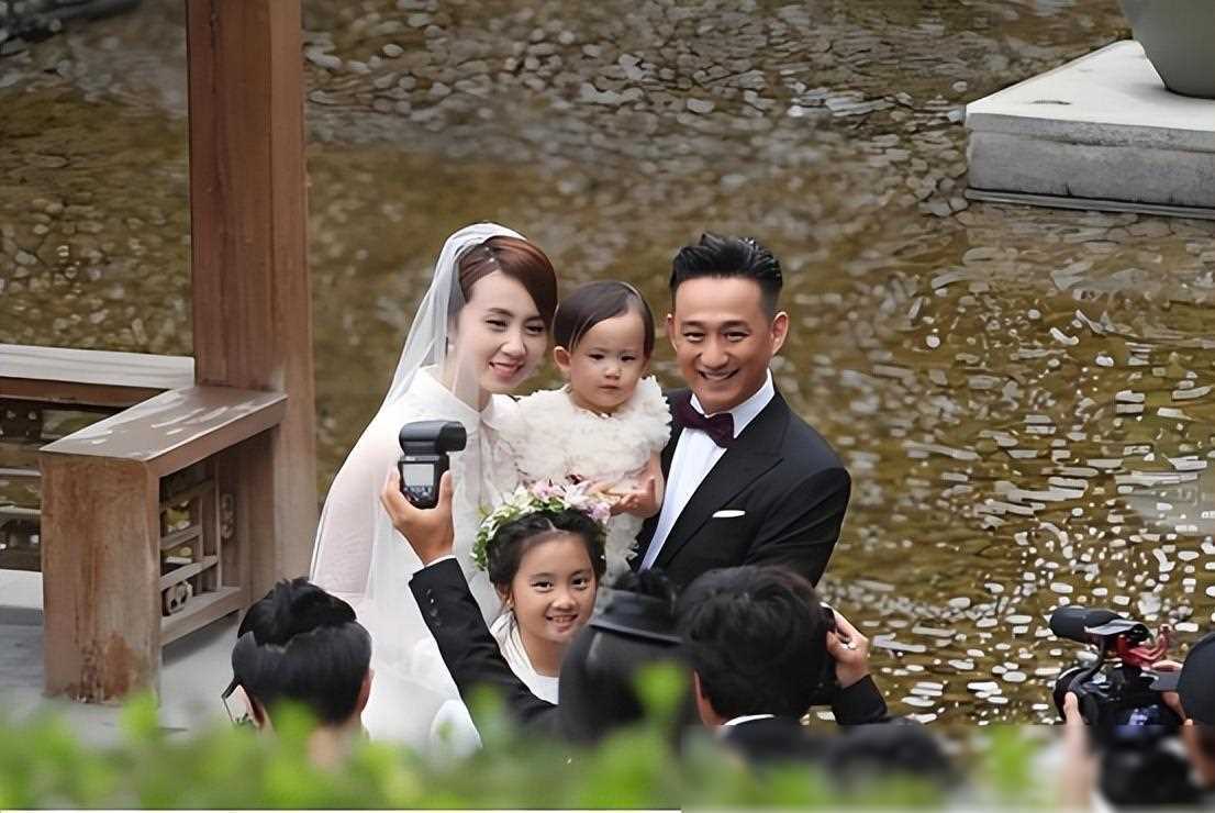 黄磊一家飞机上举止引热议女儿多多与富婆争执成焦点