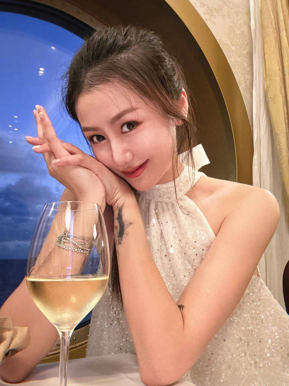 原创cba名宿孙悦妻子晒照背后刺青很显眼各自开启新生活很潇洒