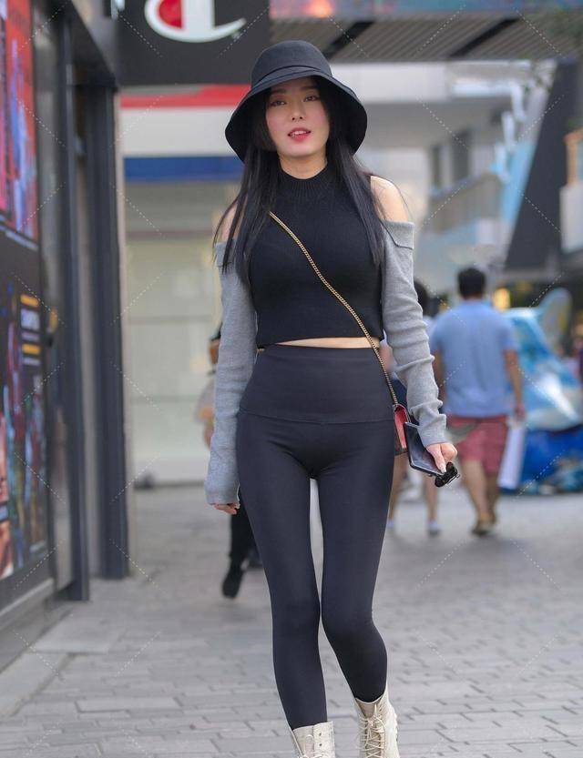 红色经典长袖搭配黑色时尚打底裤其实很简单的清爽的搭配