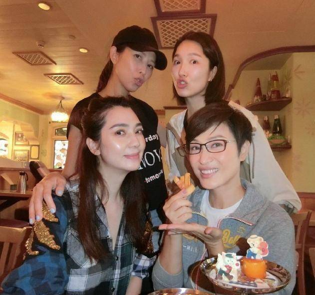 原创洪欣晒与好友聚会照蔡少芬对镜扮酷却被李亚男的表情抢镜