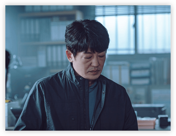 许成泰在最新的电视剧《撞车》中,成功地变身为交通犯罪调查组的组长