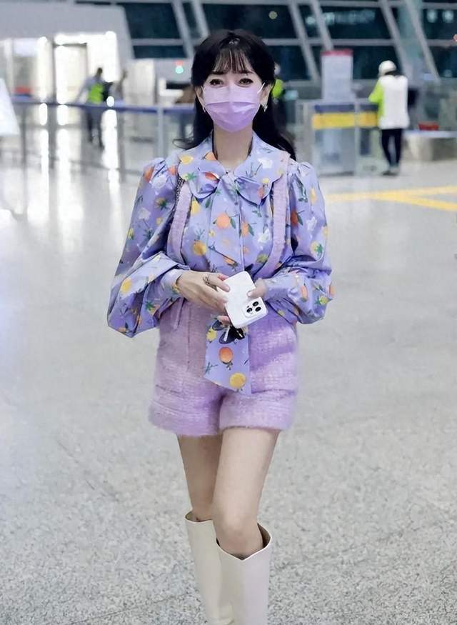 赵雅芝走机场,打扮花枝招展如少女,网友吐槽终究是70岁的身体了